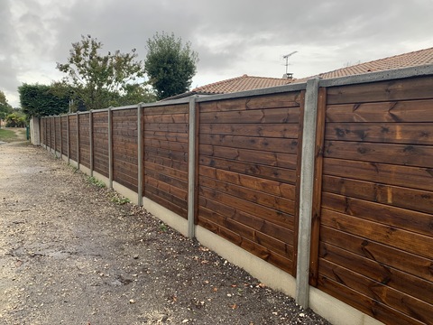 Pose de clôture en bois et béton