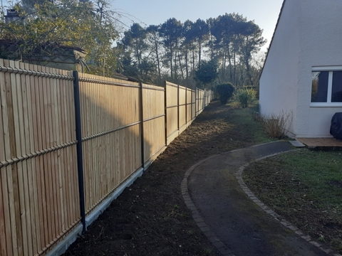 Pose de clôture en panneaux rigides avec soubassement béton kit occultant bois à Leognan Pose de clôture en panneaux rigides avec soubassement béton kit occultant bois à Leognan
