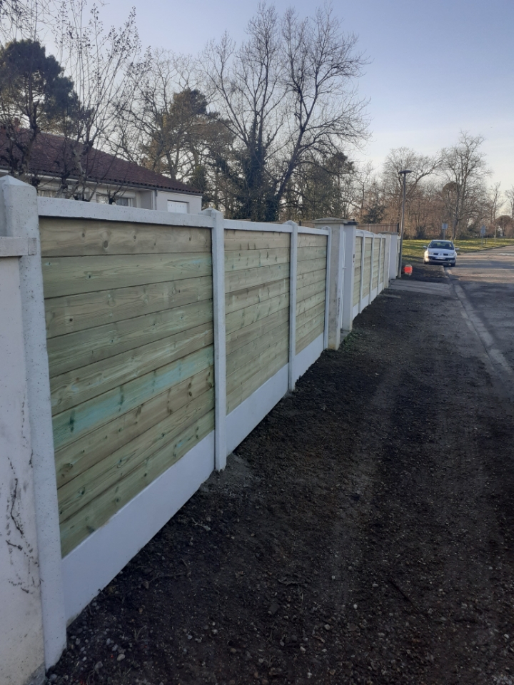 Pose de clôture bois béton avec lame bois autoclave classe IV à Léognan