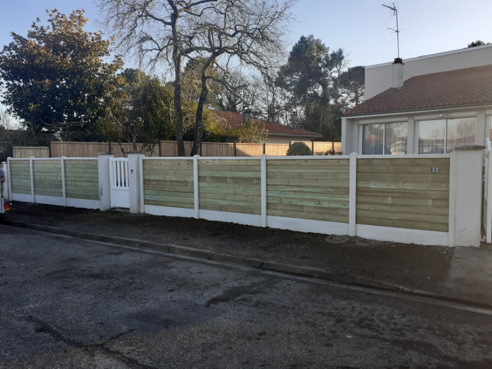 Pose de clôture bois béton avec lame bois autoclave classe IV à Léognan