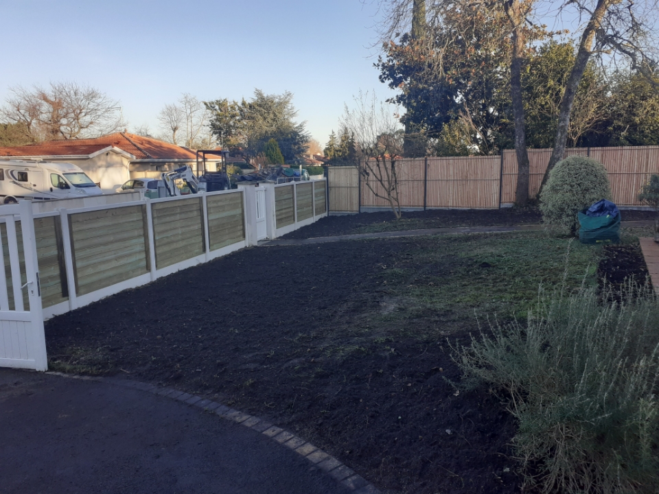 Pose de clôture bois béton avec lame bois autoclave classe IV à Léognan