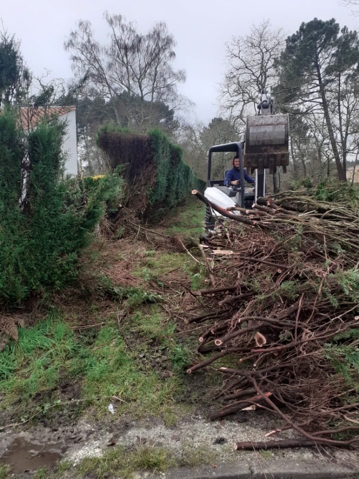 Pose de clôture en panneaux rigides avec soubassement béton kit occultant bois Léognan