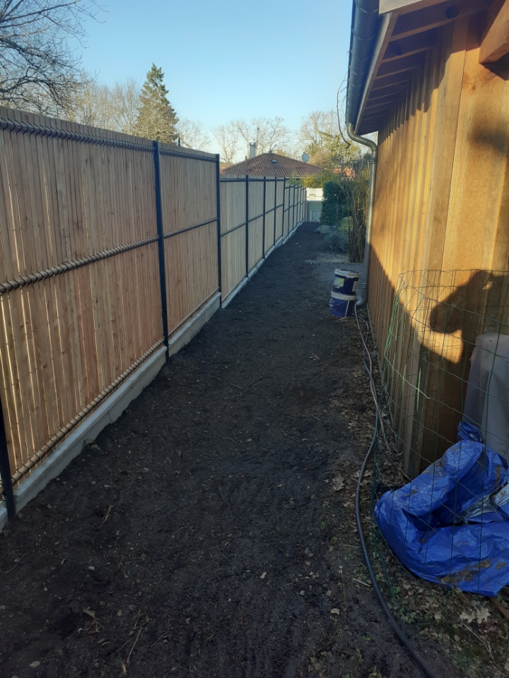 Pose de clôture en panneaux rigides avec soubassement béton kit occultant bois Léognan