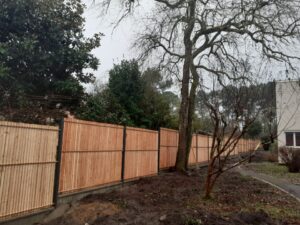 Pose de clôture en panneaux rigides avec soubassement béton kit occultant bois Léognan