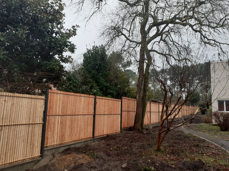 Pose de clôture en panneaux rigides avec soubassement béton kit occultant bois Léognan